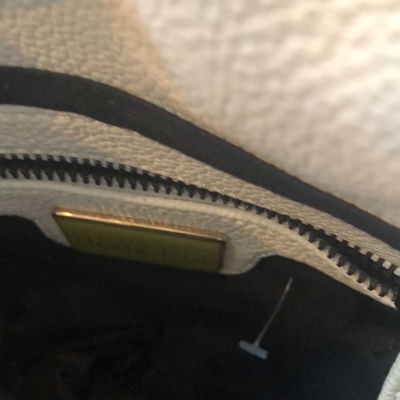 White crossbody bag - Picture 5 of 6